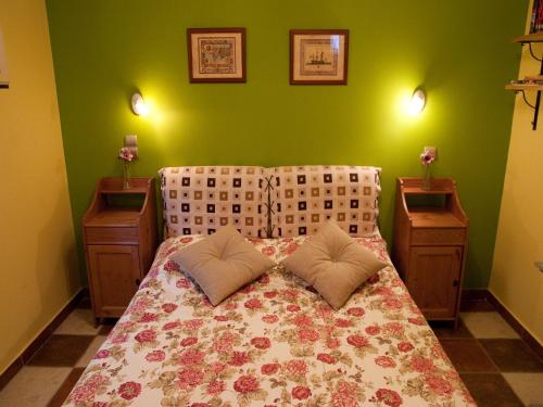 Kalamaki MessiniaVilla Inn Messinia的一间卧室配有一张带2个床头柜的大床
