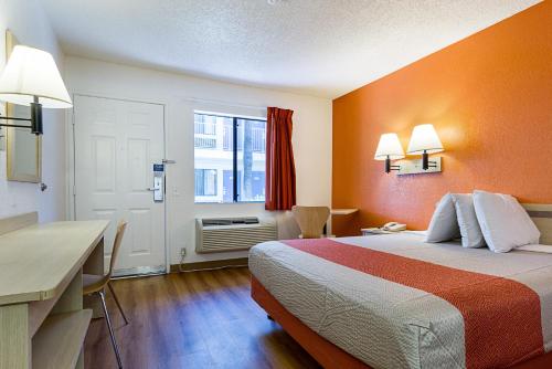 梅萨梅萨南6号汽车旅馆的配有一张床和一张书桌的酒店客房