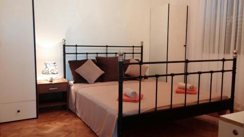 Drinovci科尔卡加里克农业旅游旅馆的一间卧室配有一张带枕头的黑色床。