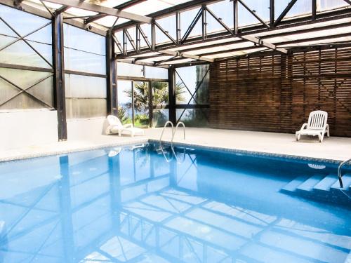 维纳德马比尼亚德尔马蒙特卡洛酒店的一个带白色椅子的游泳池