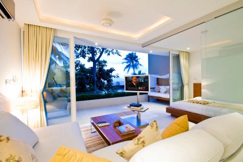 湄南海滩Code Samui Hotel的客厅配有白色沙发和电视