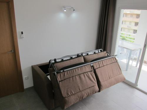 萨洛Enjoy Salou Apartment的一张床上有两个枕头的房间