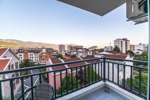 布德瓦Milara Apartments的市景阳台