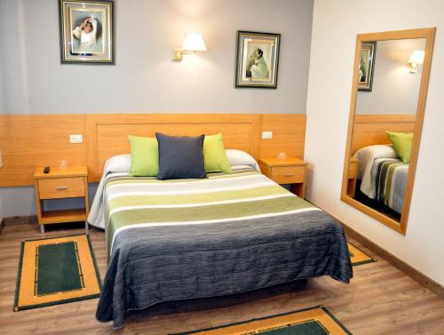 贡多马尔帕斯旅馆的酒店客房,配有床和镜子