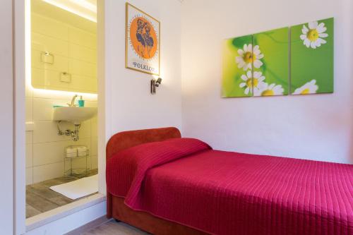 杜布罗夫尼克茹德尔公寓式酒店的一间卧室配有一张床,浴室设有水槽