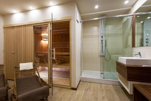 普图伊Hotel Pomaranča的带淋浴和盥洗盆的浴室