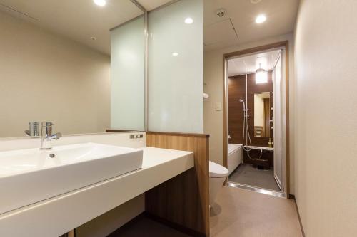 松山松山东急REI酒店的一间带水槽和卫生间的浴室