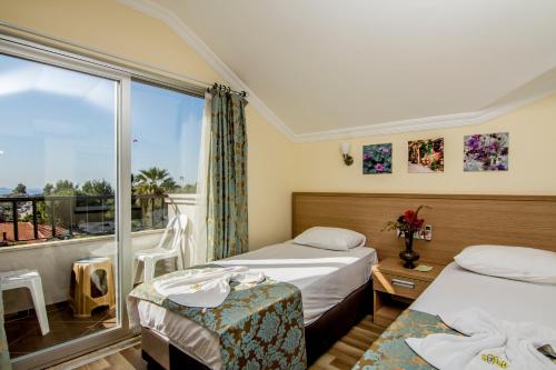 厄吕代尼兹魔幻郁金香酒店 的酒店客房设有两张床和窗户。