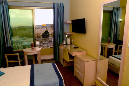 耶路撒冷圣地酒店的酒店客房享有城市美景,配有一张床。