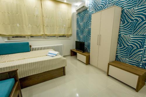 贝尔格莱德Apartments Jevremova的一间卧室配有一张床和一台电视。