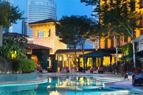 吉隆坡吉隆坡喜来登帝国酒店的一座城市的游泳池,有一座建筑