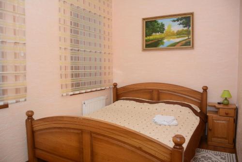 基希讷乌Bazar Apartment的一间卧室设有一张木床和一个窗户。