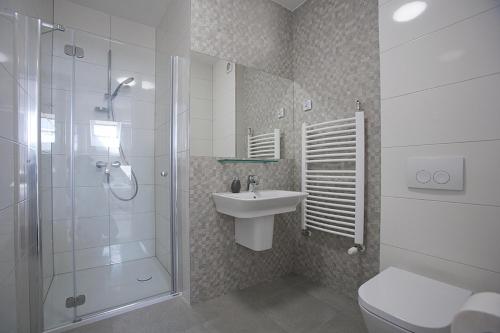 赞布鲁夫Impresja Restauracja Hotel的带淋浴、盥洗盆和卫生间的浴室