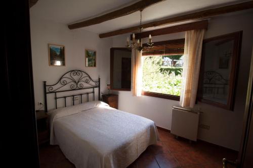 卡皮雷拉Casa Loles的一间卧室设有一张床和一个窗口