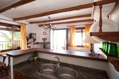卡皮雷拉Casa Loles的厨房配有水槽和台面