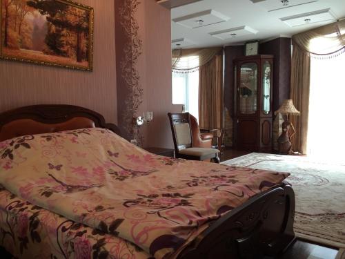 Kryve OzeroHotel Oktan的一间卧室配有一张床和一把椅子