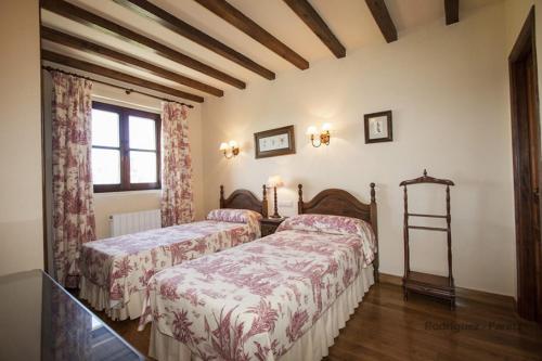 朗格勒Costa Trasmiera的一间卧室设有两张床和窗户。