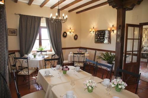 朗格勒Costa Trasmiera的餐厅设有桌椅,并种有鲜花