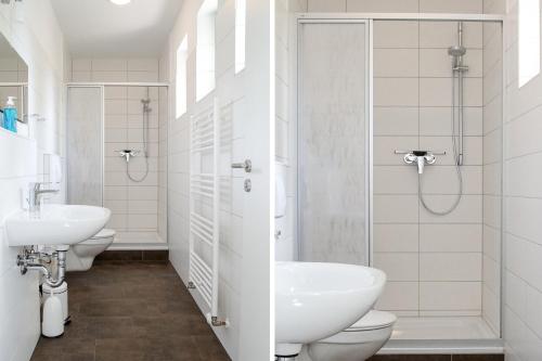 格赖夫斯瓦尔德Apartmenthaus Eldena的浴室设有2个水槽和2个卫生间