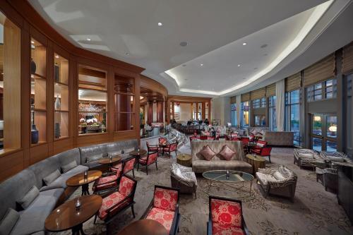 华盛顿Salamander Washington DC的酒店大堂设有沙发、桌子和窗户。