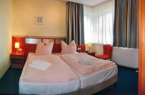 布雷格Ferienwohnungen Mola的一间卧室配有一张大床和两条毛巾