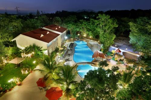 罗纳瓦拉Villa San Lawrenz的享有带游泳池的度假村的顶部景致