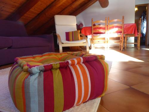OzeinAppartamenti Grivola的客厅配有沙发和桌子