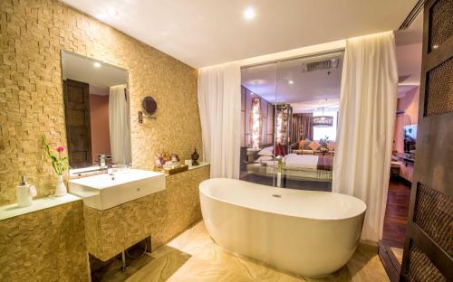 仰光玫瑰花园酒店的一间带大浴缸和水槽的浴室