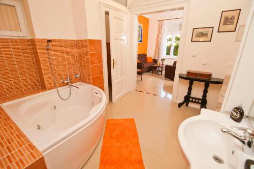 奥帕提亚Apartman Isadora的带浴缸和盥洗盆的浴室