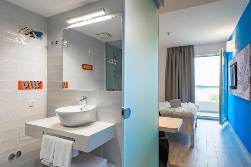 赫瓦尔赫瓦尔灯塔酒店的一间带水槽和镜子的浴室