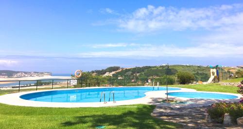 福斯·杜·阿勒奥Casa Encosta da Lagoa的大型海景游泳池