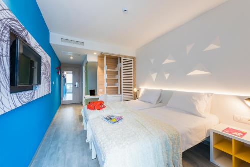 赫瓦尔赫瓦尔灯塔酒店的一间带大床和电视的卧室