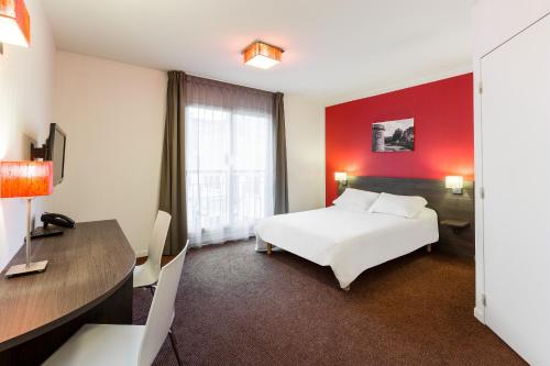 南特南特维雅玫阿德吉奥阿克瑟斯公寓式酒店的酒店客房,设有白色的床和红色的墙壁