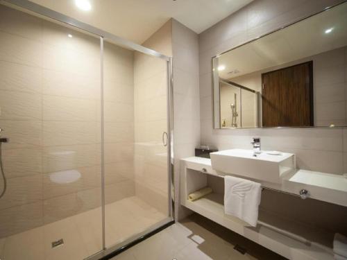 鱼池乡力丽哲园 - 日潭馆的带淋浴、盥洗盆和镜子的浴室