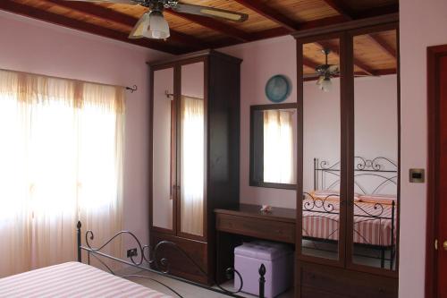 马埃岛贝拉扎尔区绿蓝海滩公寓的一间卧室配有一张床、梳妆台和镜子