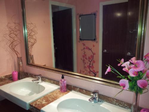 库尼特Valparaiso Seafront的浴室水槽,配有镜子和花瓶