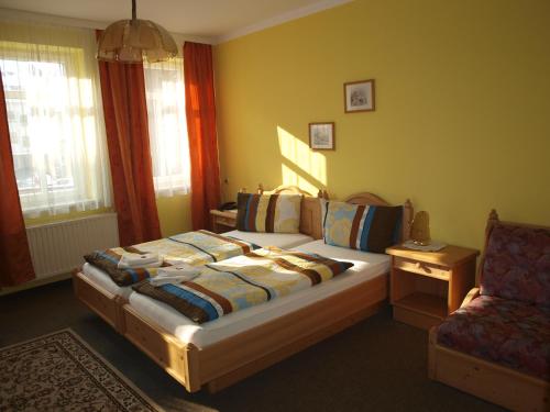 耶拿佐尔瑞诗旅馆的一间卧室配有一张床、一张沙发和一把椅子