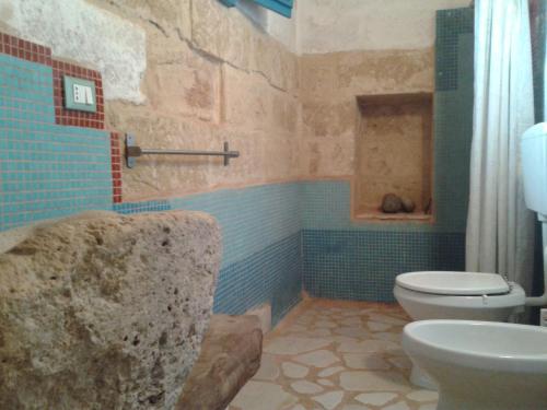 卡斯特里尼亚诺德尔卡波Trullo Nicola的一间带卫生间和水槽的浴室