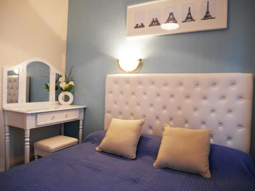 巴黎艾文莉容基耶尔酒店的一间卧室配有床、水槽和镜子