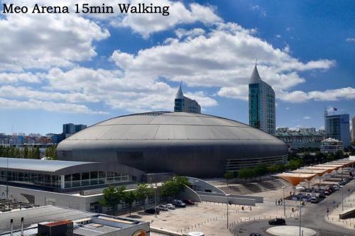 里斯本东方DNA二号一室公寓的一座大建筑,在城市里有一个大圆顶