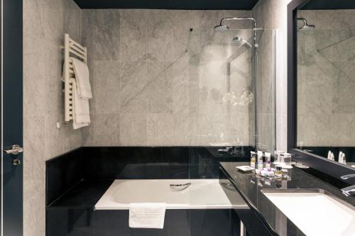 毕尔巴鄂美居加迪纳斯德艾碧亚酒店的一间带水槽和淋浴的浴室