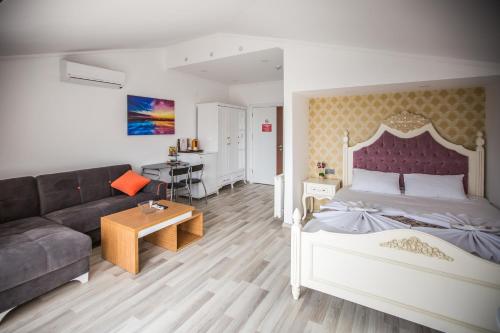特拉布宗Air Suite Hotel的一间卧室配有一张大床和一张沙发