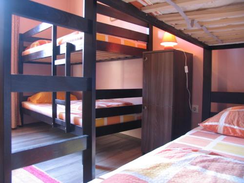 莫斯塔尔木萨拉旅舍的一间卧室配有双层床、床和灯