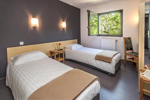 班纳萨克Hotel Eco - A75的酒店客房设有两张床和窗户。