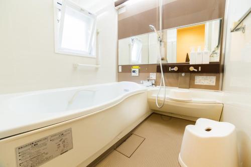 京都K's House Kyoto -Travelers Hostel的带浴缸、卫生间和盥洗盆的浴室