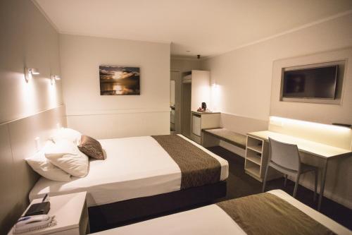 瓦纳卡瓦纳卡酒店的酒店客房配有两张床和一张书桌