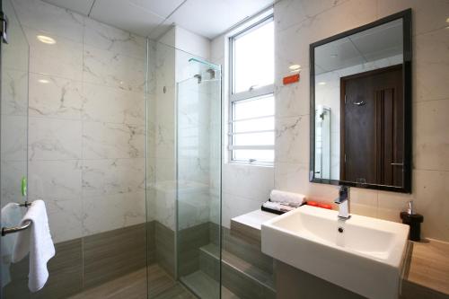 香港俪凯酒店的一间带水槽和玻璃淋浴的浴室