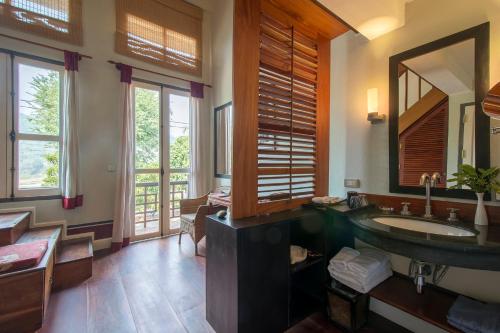 琅勃拉邦贝莱福精品酒店的一间带水槽和镜子的浴室