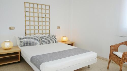 多列毛利诺斯Mirador de las Palmeras的一间卧室配有一张床和一把椅子