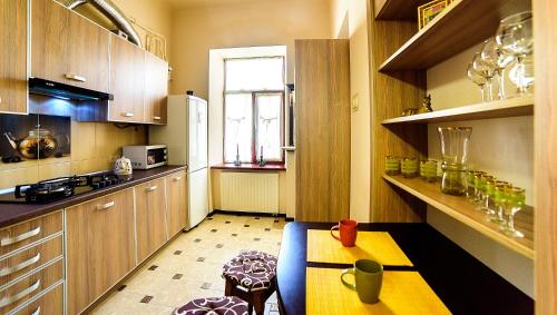 利沃夫Apartments Nekrasova-Rufa 23的一个带桌子和窗户的小厨房